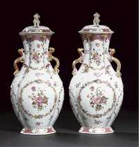 Qianlong A pair of famille rose export lobed vases and covers